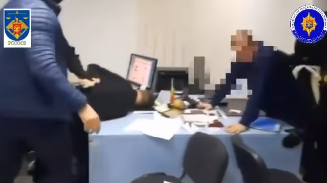 VIDEO Doi angajați de la Inspectoratul General pentru Migrație vor sta după gratii. Au cerut bani de la o străină - Realitatea.md VIDEO Doi angajați de la Inspectoratul General pentru Migrație vor sta după gratii. Au cerut bani de la o străină